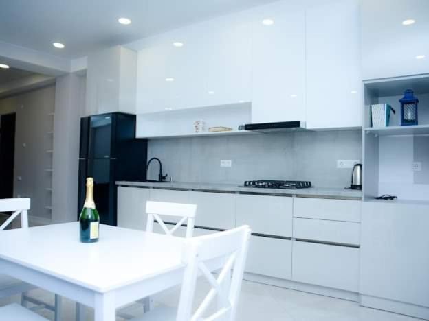 D-S Apartament In Kutaisi Bagian luar foto