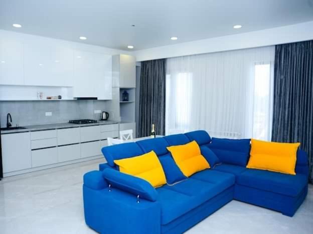 D-S Apartament In Kutaisi Bagian luar foto